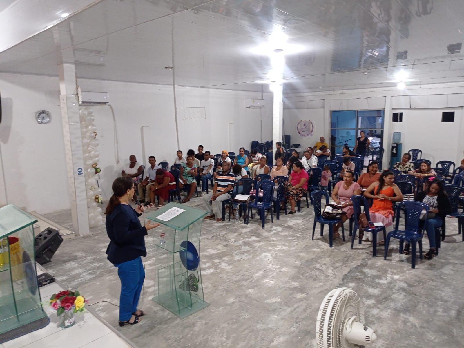 Imagen fotorrealista de miembros de la iglesia que participan activamente en el servicio comunitario. Utilice la luz natural y concéntrese en las expresiones genuinas de las personas que ayudan a los demás. Utilice una paleta de colores ligeramente más oscura para transmitir una sensación de compasión y servicio. Concéntrese en las acciones e interacciones de las personas que participan en la ayuda a los demás. El estilo podría recordar a la fotografía documental, enfatizando los momentos de compasión de la vida real.