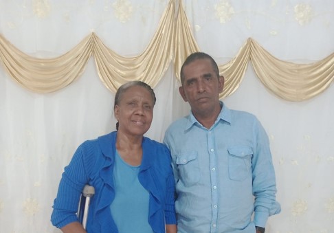 Imagen fotorrealista de pastores interactuando con miembros de la iglesia de manera solidaria y afectuosa. Utilice iluminación natural y colores cálidos para transmitir una sensación de cercanía y compasión. El estilo debe ser natural y genuino.
