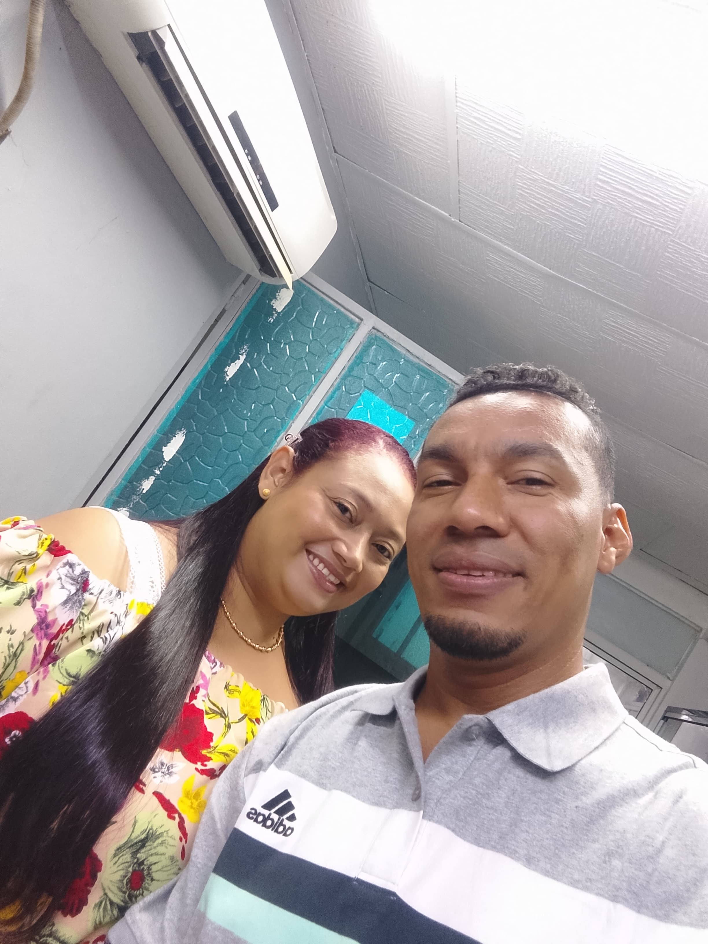 Imagen fotorrealista del pastor de la iglesia dirigiendo un servicio religioso, expresando pasión y devoción. Utilice una iluminación cálida y una composición dinámica. El estilo debe ser expresivo e inspirador.