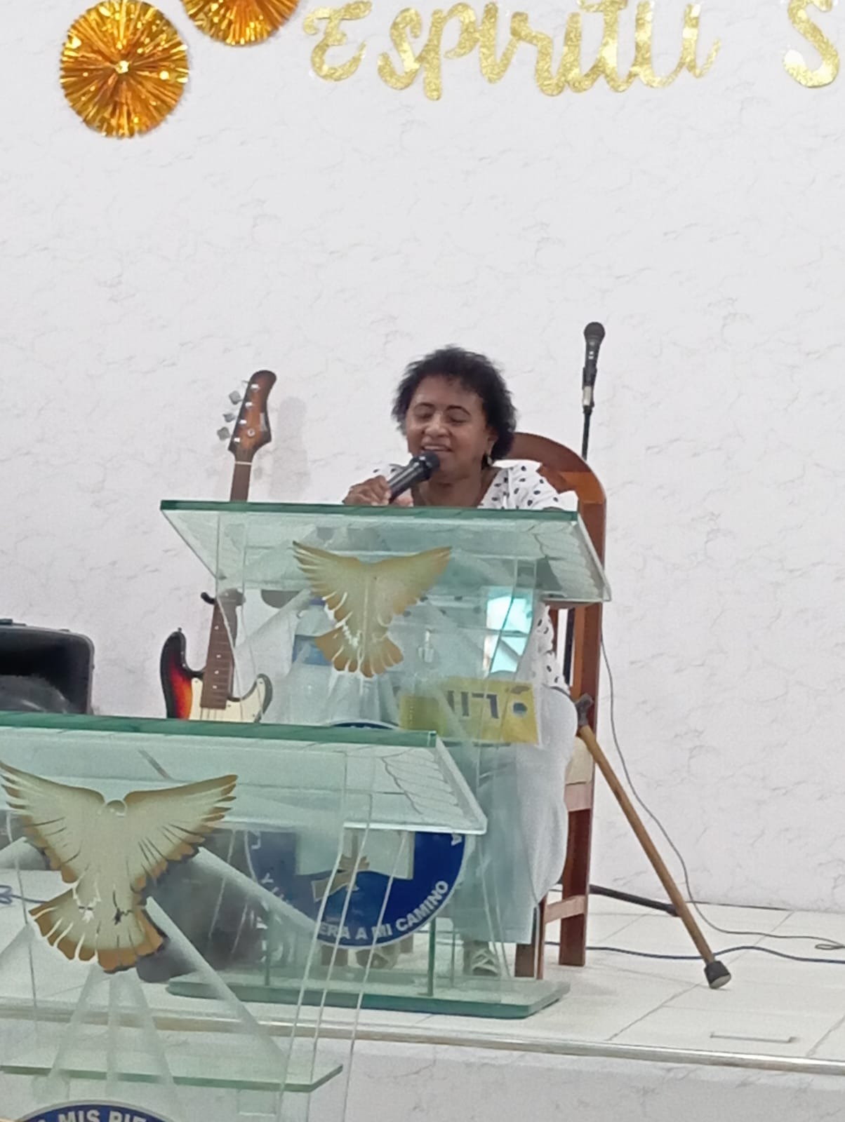 Una imagen estilizada, en resolución 4K, que representa la misión central de la iglesia. La imagen debe incorporar elementos simbólicos que representen la comunidad, la esperanza y la transformación. Piense en una representación estilizada de diversas personas, con las manos entrelazadas formando un círculo, o una luz radiante que emana de un punto central, que simboliza el amor de Dios. La paleta de colores debe ser brillante, transmitiendo un mensaje positivo y esperanzador, tal vez utilizando colores llamativos con degradados sutiles. La composición debe ser equilibrada y simétrica, con elementos dispuestos para resaltar la unidad y la conexión representadas. La iluminación debe ser suave y uniforme, asegurando que todos los elementos sean claramente visibles. El estilo debe recordar al arte cristiano contemporáneo, transmitiendo belleza y mensaje con claridad. El fondo puede presentar una textura simple, como un ligero lavado de color o un patrón sutil. El estilo debe ser limpio y contemporáneo, utilizando elementos de simbolismo y formas abstractas para evocar el mensaje en lugar de una representación literal de personas.